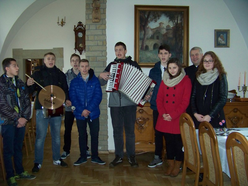 Uczniowie gimnazjum kolędują