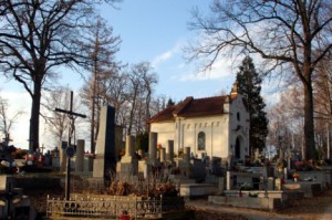 Cmentarz z kaplicą w tle