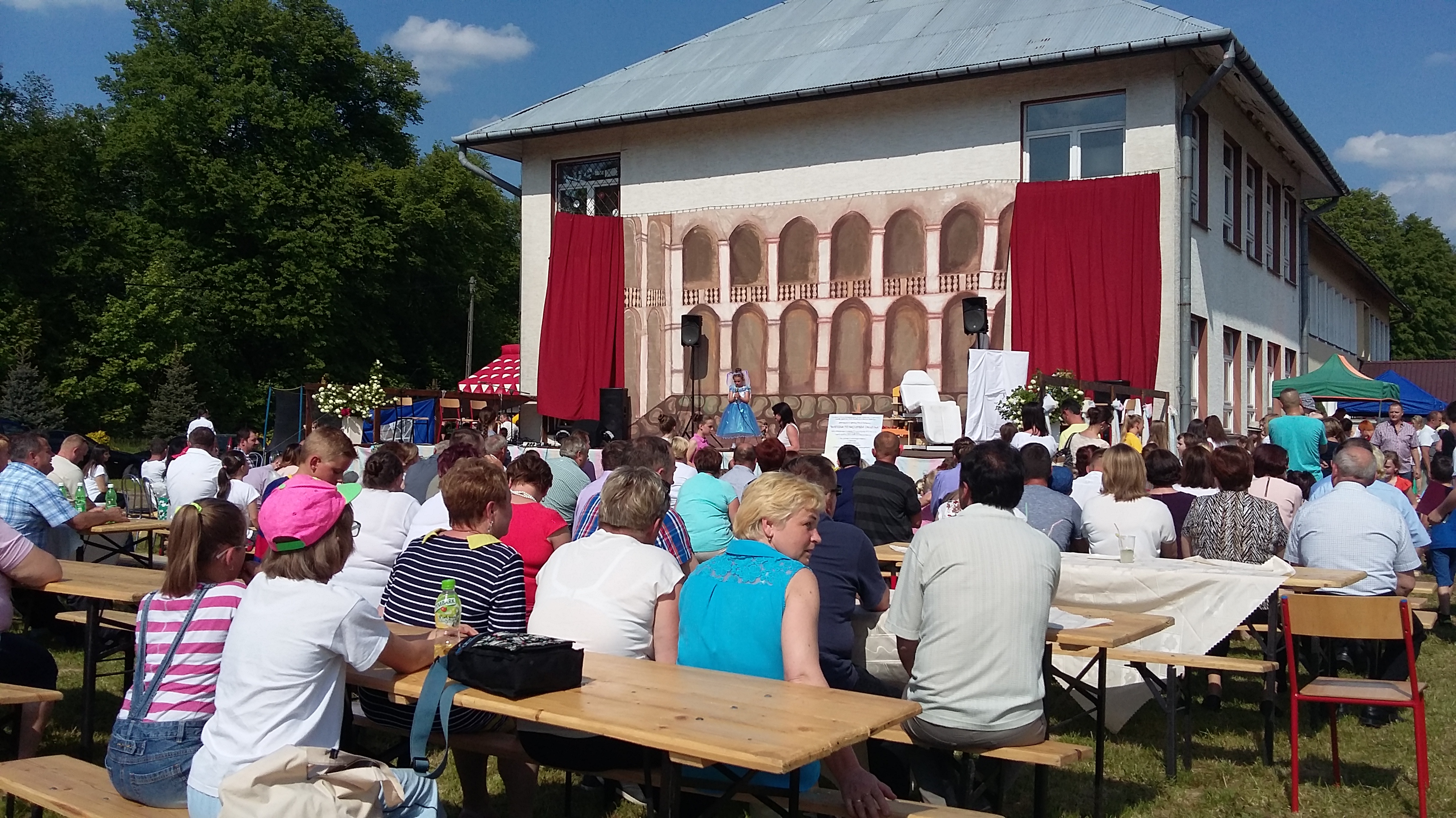 Przedstawienie - piknik szkolny w Starym Wiśniczu