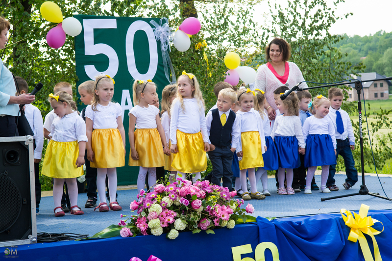 Dzieci na scenie w 50-lecie funkcjonowania przedszkola w Starym Wiśniczu