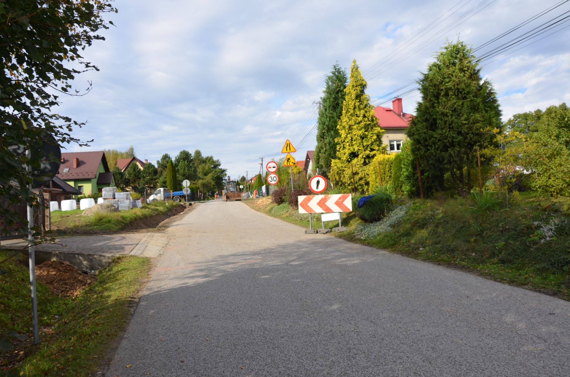 Prace w ramach realizacji zadania pn. Przebudowa drogi gminnej Kopaliny -Stary Wiśnicz wraz z wykonaniem chodnika, muru z palisady i kanalizacją opadową w miejscowości Kopaliny-etap IV