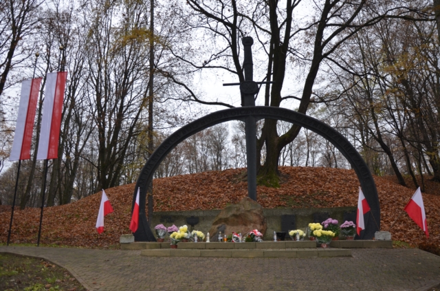 Złożenie kwiatów przy Pomniku Pamięci