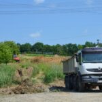 Prace ziemne przy utwardzaniu terenu i budowie muru oporowego - budowa przedszkola w Olchawie