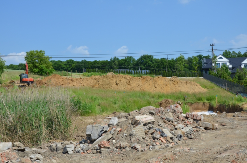Prace ziemne przy utwardzaniu terenu i budowie muru oporowego - budowa przedszkola w Olchawie