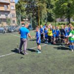 Powiatowe zawody w piłce nożnej chłopców - wręczenie dyplomu drużynie z SP Królówka