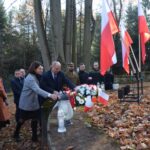 Złożenie kwiatów i zniczy na Cmentarzu Wojennym nr 308 w Muchówce