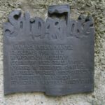 Tablica na Pomniku pamięci na wzgórzu zamkowym